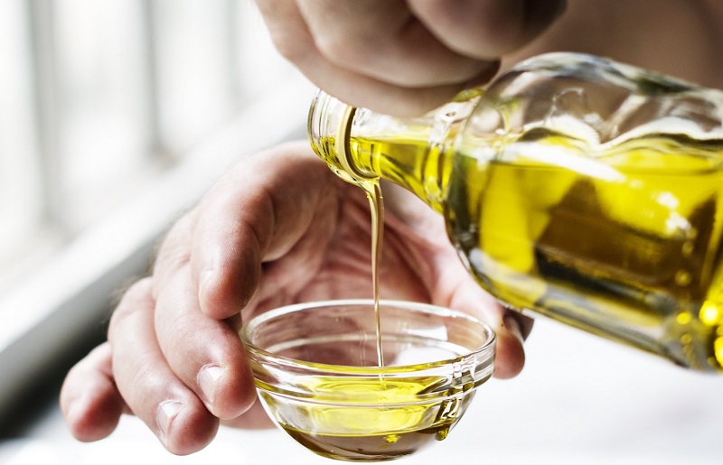 How to use olive oil for hair
